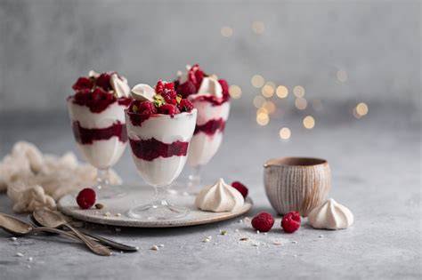 Eton Mess mit Himbeeren im Glas
