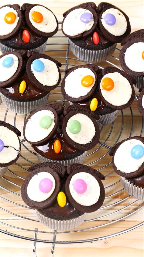 Eulen-Amerikaner mit Oreo-Augen und buntem Zuckerguss