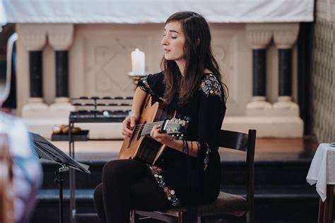 Eva Croissant live mit Gitarre