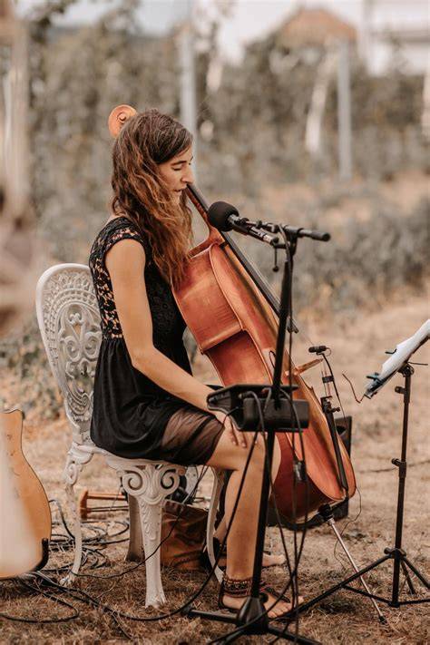 Eva Croissant mit Cello und Harfe auf der Bühne