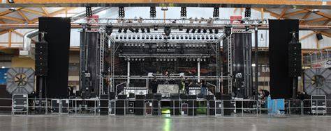 Eventmanagement mit Bühne, Licht und Ton für ein Konzert
