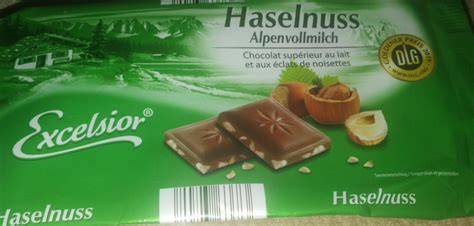 Excelsior Alpenvollmilch Tafeln auf Holzbrett