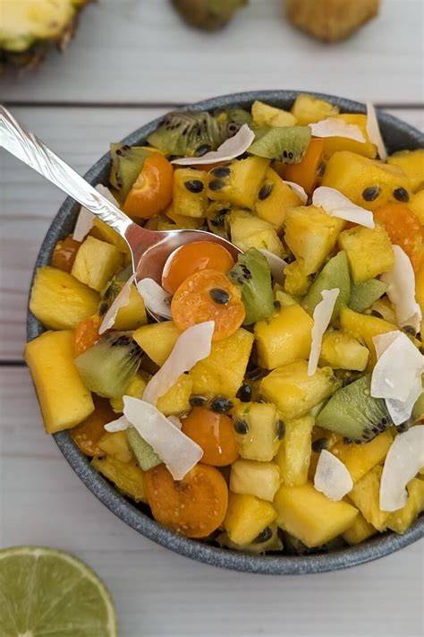Exotischer Obstsalat mit Mango, Kiwi und Nüssen