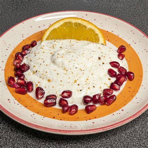 Exotisches Orangen-Parfait mit Granatapfelkernen