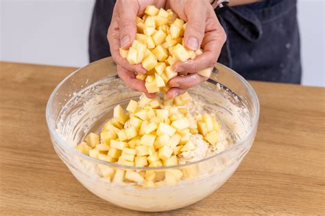 Fächerförmig belegter Teig mit Apfel- und Birnenspalten in Springform
