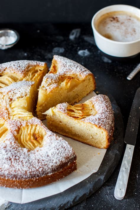 Fächerförmig eingeschnittene Apfelspalten im versunkenen Apfelkuchen