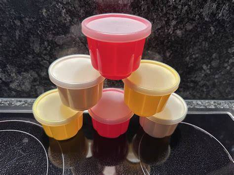 Förmchen mit abgekühltem Pudding im Kühlschrank
