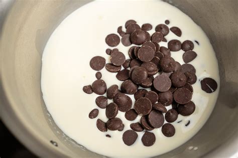 Füllung anrühren: Sahne, Schokolade, Heidelbeeren
