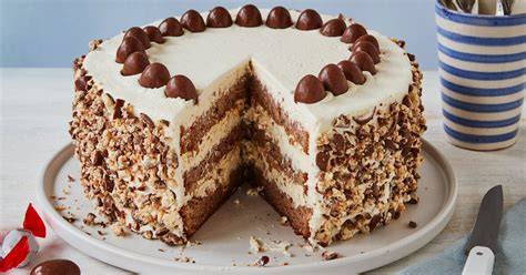 Füllung und Dekoration der Schokobon-Torte mit Sahne und Schoko Bons