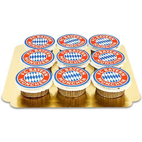 FC Bayern Cupcakes mit Trikot-Toppern und Mini-Logos in Rot und Weiß
