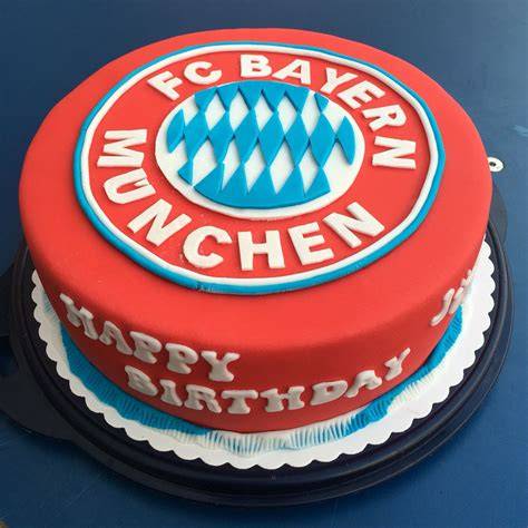 FC Bayern Torte dekoriert mit Fondant und Spielfeld
