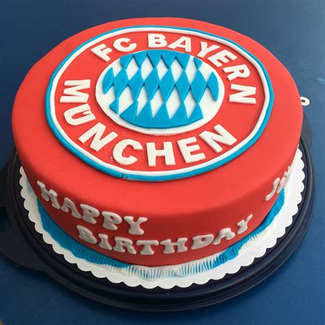 FC Bayern Torte mit Logo - Übersicht der Arbeitsschritte (Biskuit, Füllungen, Fondant)