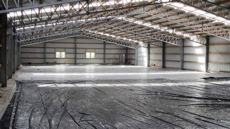 Fabrikhalle: Conchiermaschine und Temperieranlage