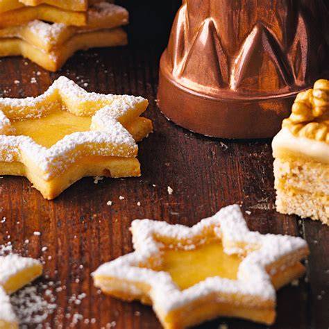 Fadendünne Kuvertüre-Streifen auf Orangen-Marzipan-Plätzchen