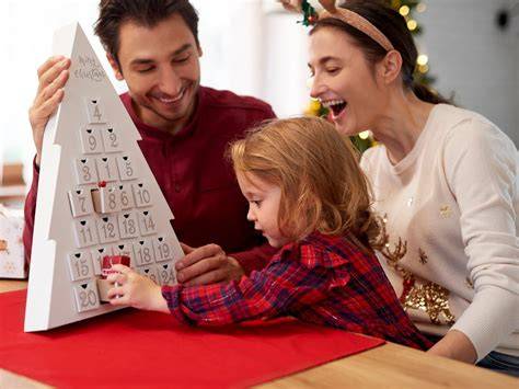 Familie öffnet Adventskalender