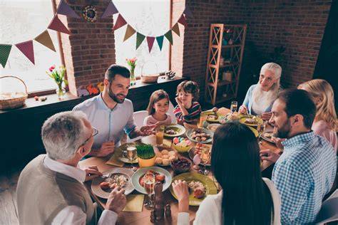 Familie überreicht gemeinsam eine Dankes-Torte