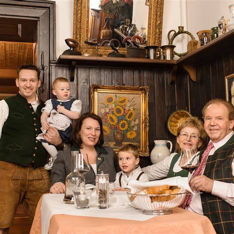 Familie Hönig beim Brauen und im Gasthof sowie aktuell geführte Generation