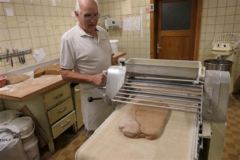 Familie Schiesl bei der Lebkuchenherstellung