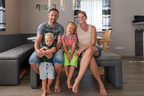 Familie Sommerfeld hektisch im Haus; Kinder vor Fernseher und Vater am Laptop