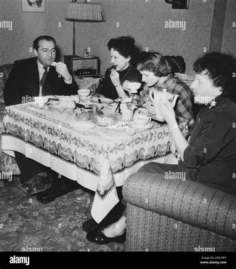 Familie am Kaffeetisch, frischer Puddingkuchen wird angeschnitten