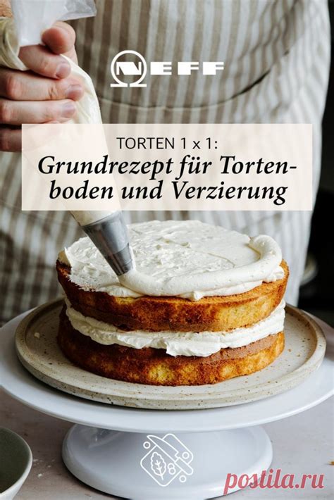 Familie am Kaffeetisch mit einer festlich dekorierten Torte