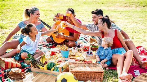 Familie am Picknick mit Muffins
