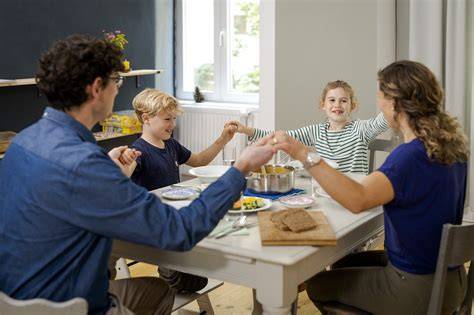 Familie am Tisch, hobelt Trüffel über Pasta