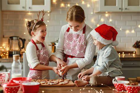 Familie bäckt Lebkuchen gemeinsam, Adventsstimmung