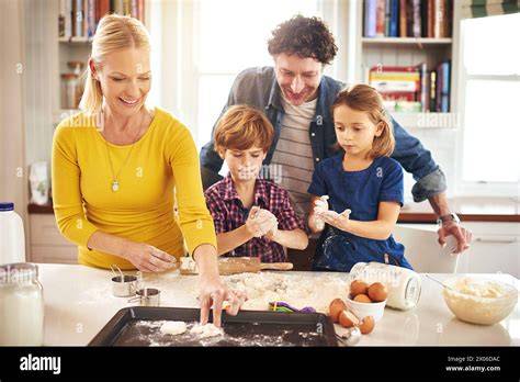 Familie backt gemeinsam Käsekuchen Muffins