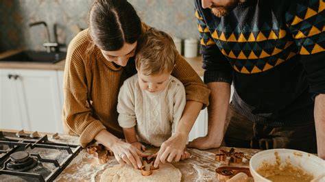 Familie backt gemeinsam Plätzchen mit Kindern