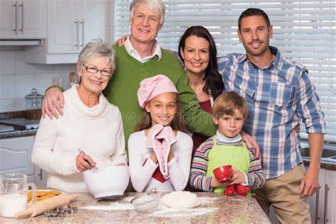 Familie backt zusammen einen klassischen Rührkuchen