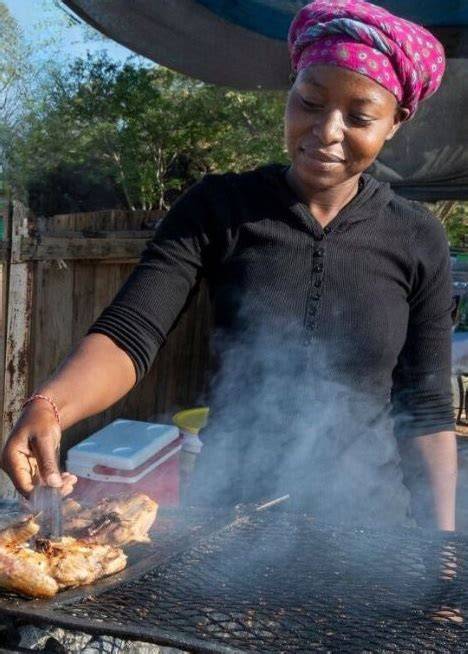 Familie bei einem namibischen Braai mit Dessertservice