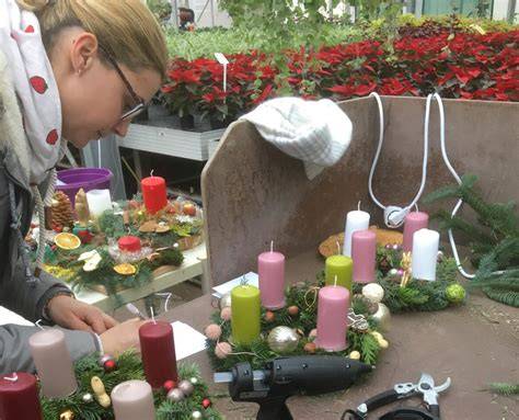 Familie beim Adventsbasteln