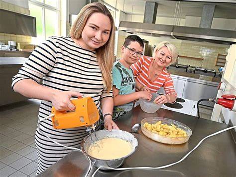 Familie beim Apfelkuchenbacken