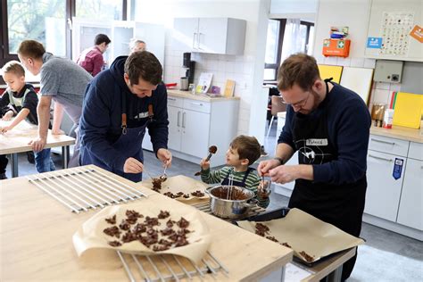 Familie beim Backen von Schokokeksen ohne Ei