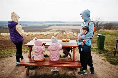 Familie beim Brotteigkneten am Holztisch