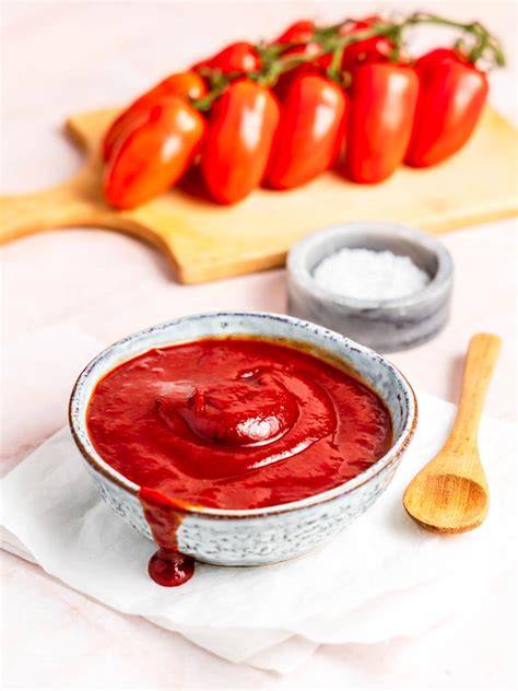 Familie beim Dippen von Pommes in selbstgemachten Ketchup ohne Zucker