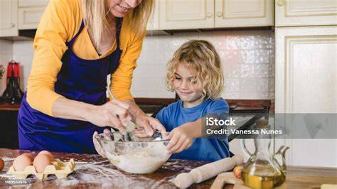 Familie beim Herstellen von Pralinen in der heimischen Küche