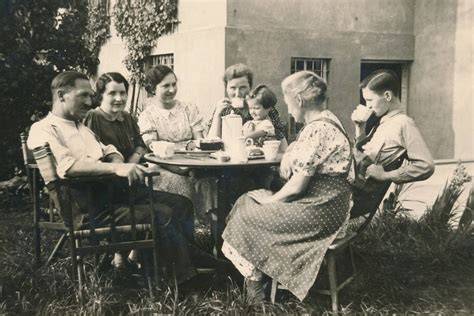 Familie beim Kaffeetrinken mit Kirschkuchen