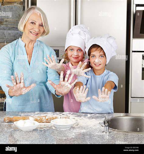 Familie beim Kekse backen