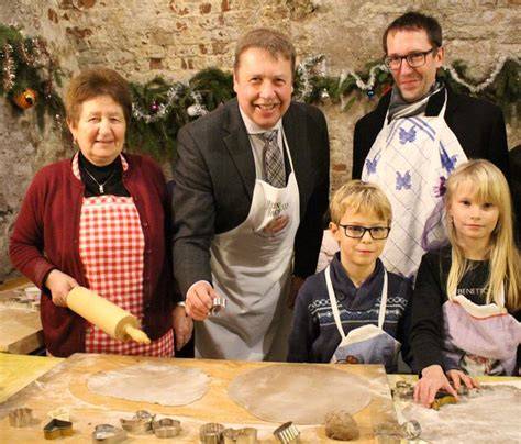 Familie beim Lebkuchenbacken
