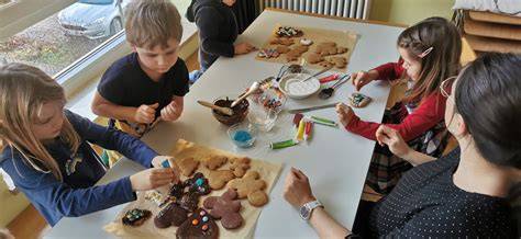 Familie beim Lebkuchenbacken: Kinder formen Teig