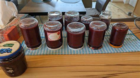 Familie beim Marmeladekochen