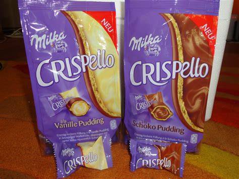 Familie beim Naschen von Milka Crispello