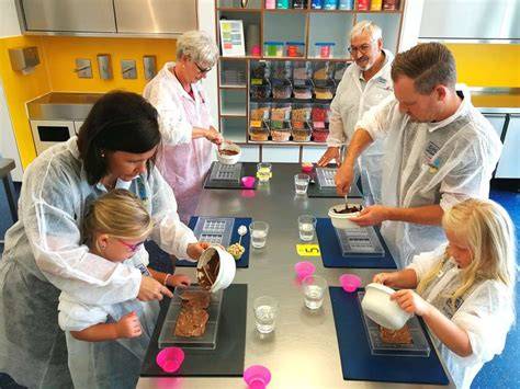 Familie beim Schokoladen-Workshop in der Ritter Sport SchokoWerkstatt
