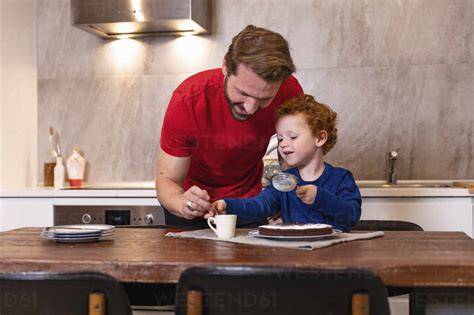 Familie beim Verzieren von Lebkuchenplatten