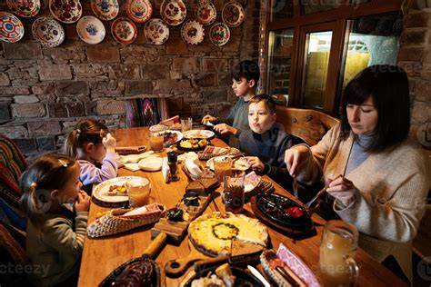 Familie beim gemeinsamen Kuchenbacken - Tradition leben