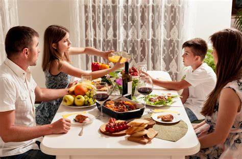 Familie beim gemeinsamen Trüffel-Hobeln am Esstisch