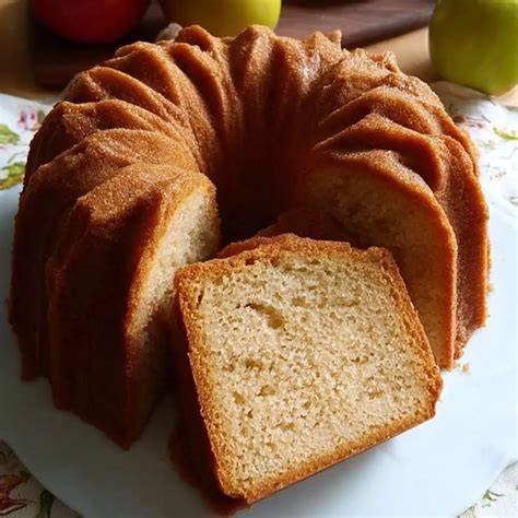 Familie genießt Apfelmus Kuchen am Kaffetisch