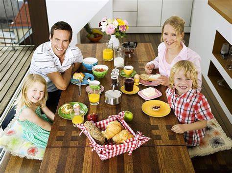 Familie genießt Bananenmilch am Frühstückstisch
